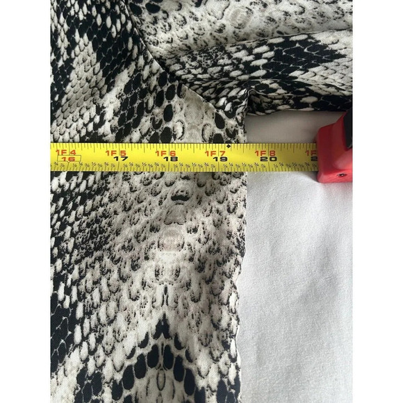 Phanuel Womens Blouse Animal Print Roll Tab Sleeve V-neck Size Medium - Picture 11 of 15